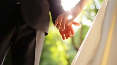 Genç çift elele, ağır çekimde atış