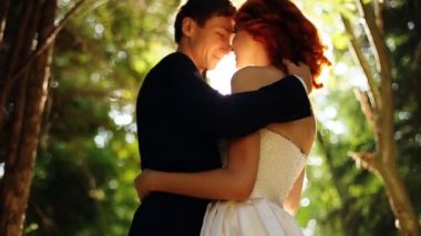 Gelin ve damat güneş ışığında kucaklayan