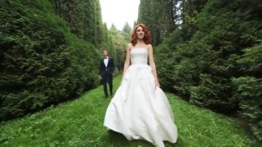 Gelin ve damat çam ağaçları arasında vardır