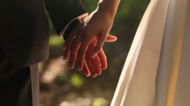Evlen benimle bugün ve her gün. Yeni evli çift tutuşup, ağır çekimde atış
