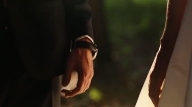 Genç çift elele, ağır çekimde atış