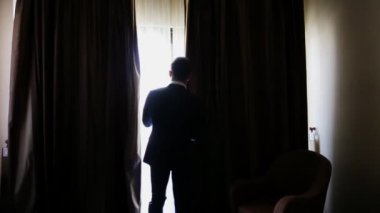 adam perdeleri açar