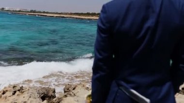 Sahilde zarif damat