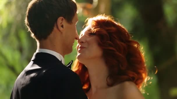 新郎は、赤毛の花嫁を保持します。 — ストック動画