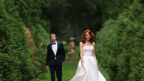 Ευτυχισμένος κοκκινομάλλα σγουρά νύφη και ο γαμπρός πίσω της — Αρχείο Βίντεο