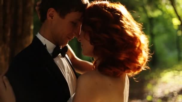 jeune couple embrasser dans la lumière du soleil 