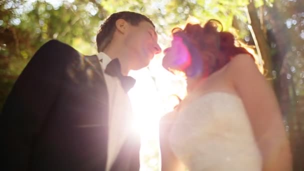 Sposa e sposo baciare alla luce del sole — Video Stock