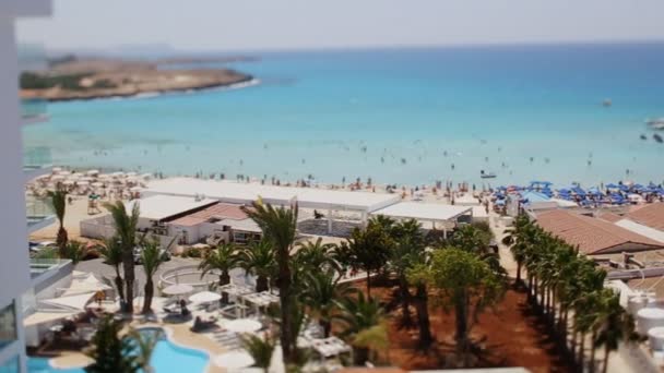 Vista de la playa desde la ventana del hotel — Vídeos de Stock