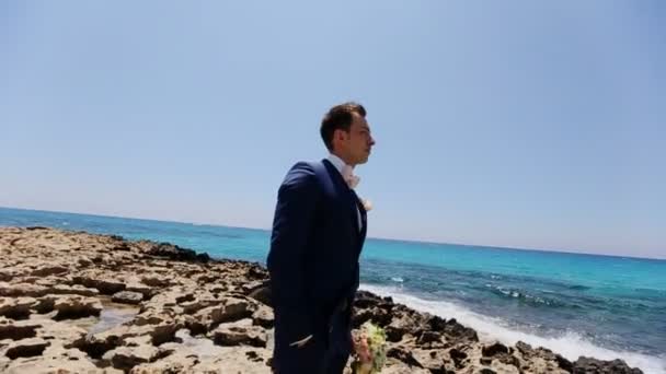 Elegante sposo sulla spiaggia — Video Stock