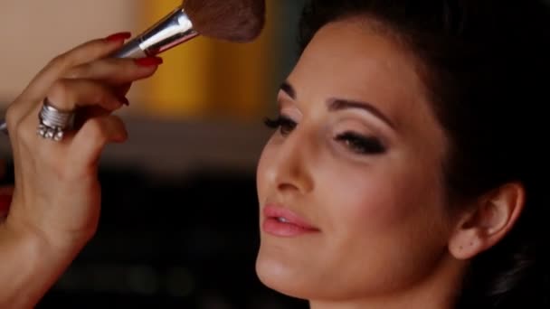 Nevěsta dělá make-up v noci v pokoji — Stock video
