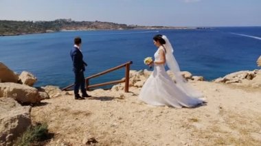 Genç gelin ve damat Sahilde yürüyüş, öpüşme ve having fun