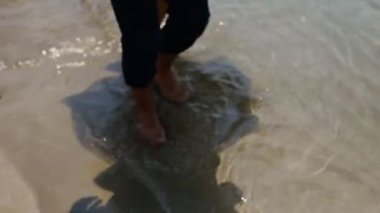 Deniz içinde çalışan yalınayak gelin