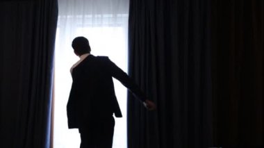 Pansuman yukarıya ve penceresine bakarak ciddi genç nişanlısı yakın çekim
