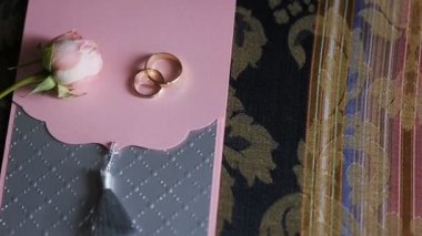 Alyans roses yakınındaki masada