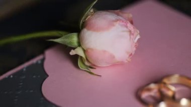 Alyans roses yakınındaki masada