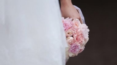 Bir buket çiçekli gelin