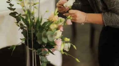 kadın bir buket çiçek yapar