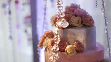 Çiçeklerle süslenmiş düğün pastası