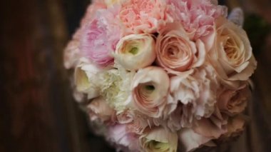 Masada harika bir düğün çiçeği var.