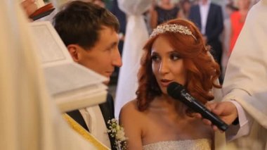 Düğün çift mum ile bir kilise kapatın