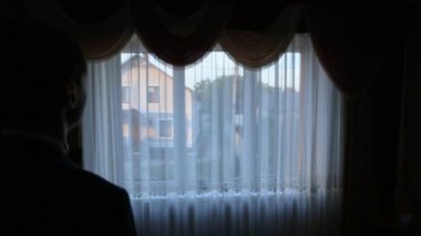 Pansuman yukarıya ve penceresine bakarak ciddi genç nişanlısı yakın çekim