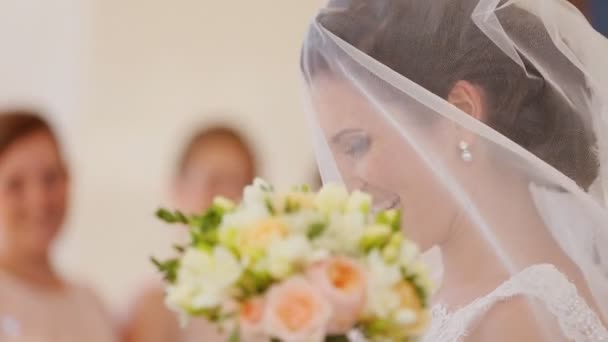 Жених целует невесту — стоковое видео