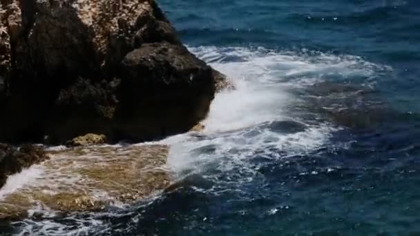Onde marine che battono la roccia — Video Stock