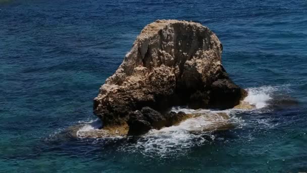 Ondas do mar batendo a rocha — Vídeo de Stock