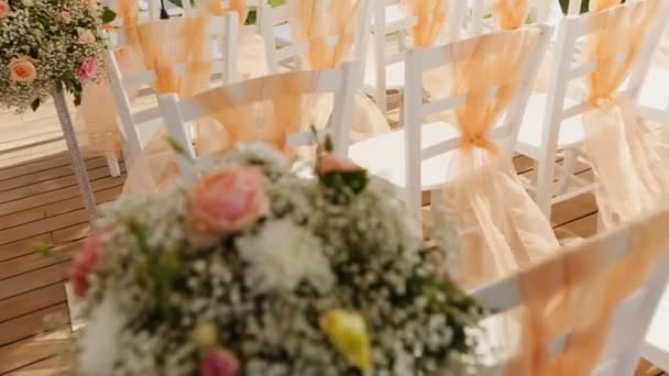 chaises dans une tente de mariage 