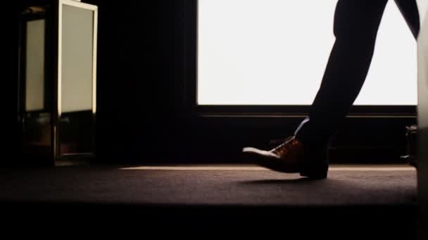 Man gaat op een tapijt op een achtergrond-venster — Stockvideo