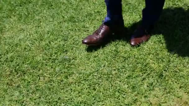 Людина ходить по траві — стокове відео
