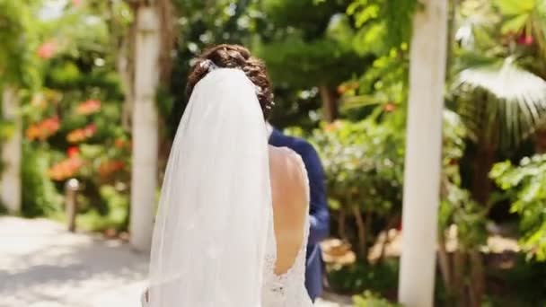 Невеста кружит вокруг жениха — стоковое видео