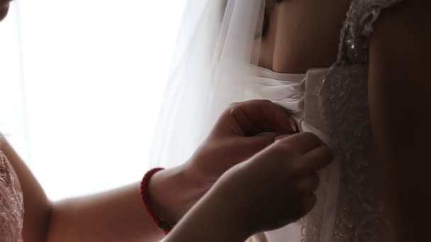 La mujer prepara el vestido de novia — Vídeo de stock