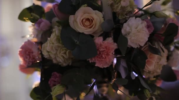 Csodálatos esküvői csokor az asztalon — Stock videók