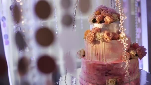 Свадебный торт украшен цветами — стоковое видео