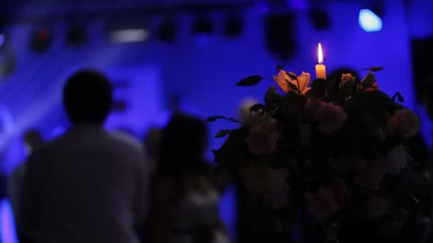 Jóvenes bailando sobre el fondo de una vela encendida — Vídeos de Stock