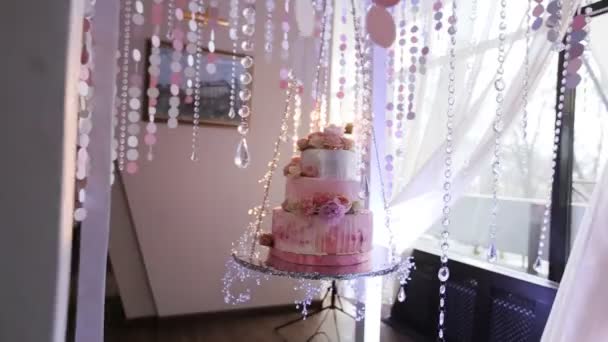 Γαμήλια τούρτα διακοσμημένη με λουλούδια — Αρχείο Βίντεο