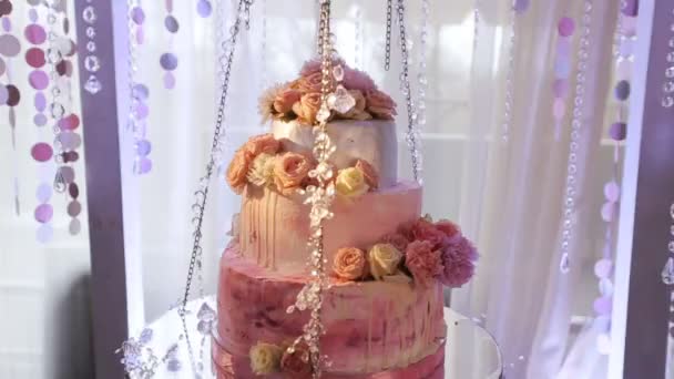 Свадебный торт украшен цветами — стоковое видео