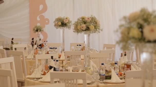 Interior de una decoración de salón de bodas listo para los invitados — Vídeo de stock