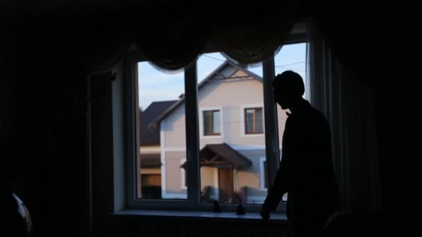 Pansuman yukarıya ve penceresine bakarak ciddi genç nişanlısı yakın çekim — Stok video