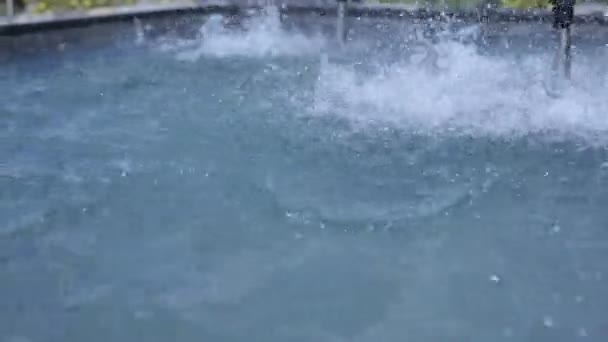 Abstract water splash tip van een fontein — Stockvideo