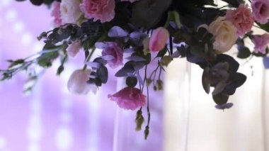 Düğün için güzel düğün süslemeleri. Masanın üzerine güzel çiçekler.