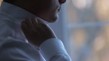Bir işadamı silueti bir gömlek açık pencerenin giyer