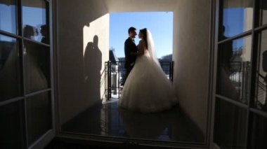 Terasta gelin damat bekler. Balkonda duran gelin.