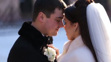 Gelin Damat onu sarılma için çalışır