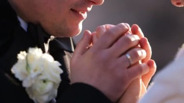 Gelin Damat onu sarılma için çalışır