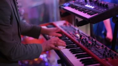 yakın çekim yukarı: Elektrikli piyano Sahne Alanı'nda bir konserde adam müzisyen.