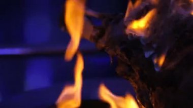 Şaşlık şiş üzerinde üzerinde Barbekü Restoran kömürlerin üzerinde pişmiş. Restoran güzel iç. Bir aşçı lezzetli, sulu ızgara kebab hazırlar.