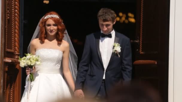 Bruiden op de drempel van de kerk — Stockvideo