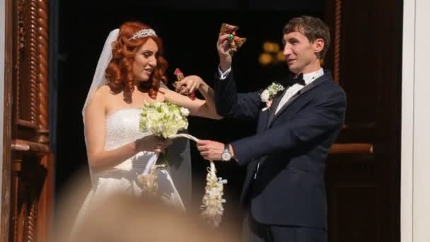 Bruiden op de drempel van de kerk — Stockvideo